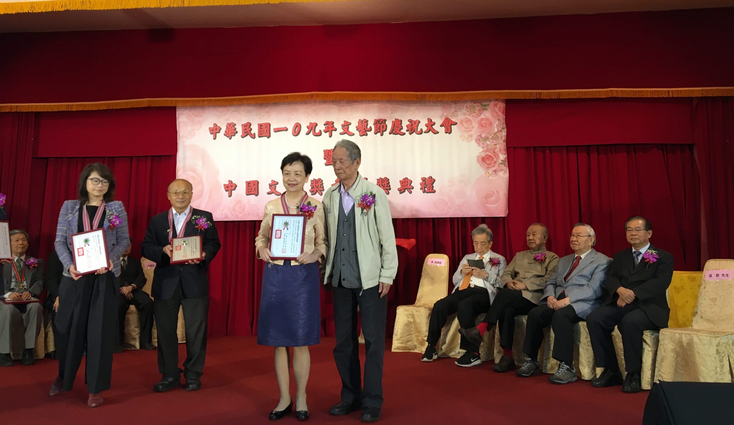 賀！姚嘉為女士榮獲五四文藝獎章